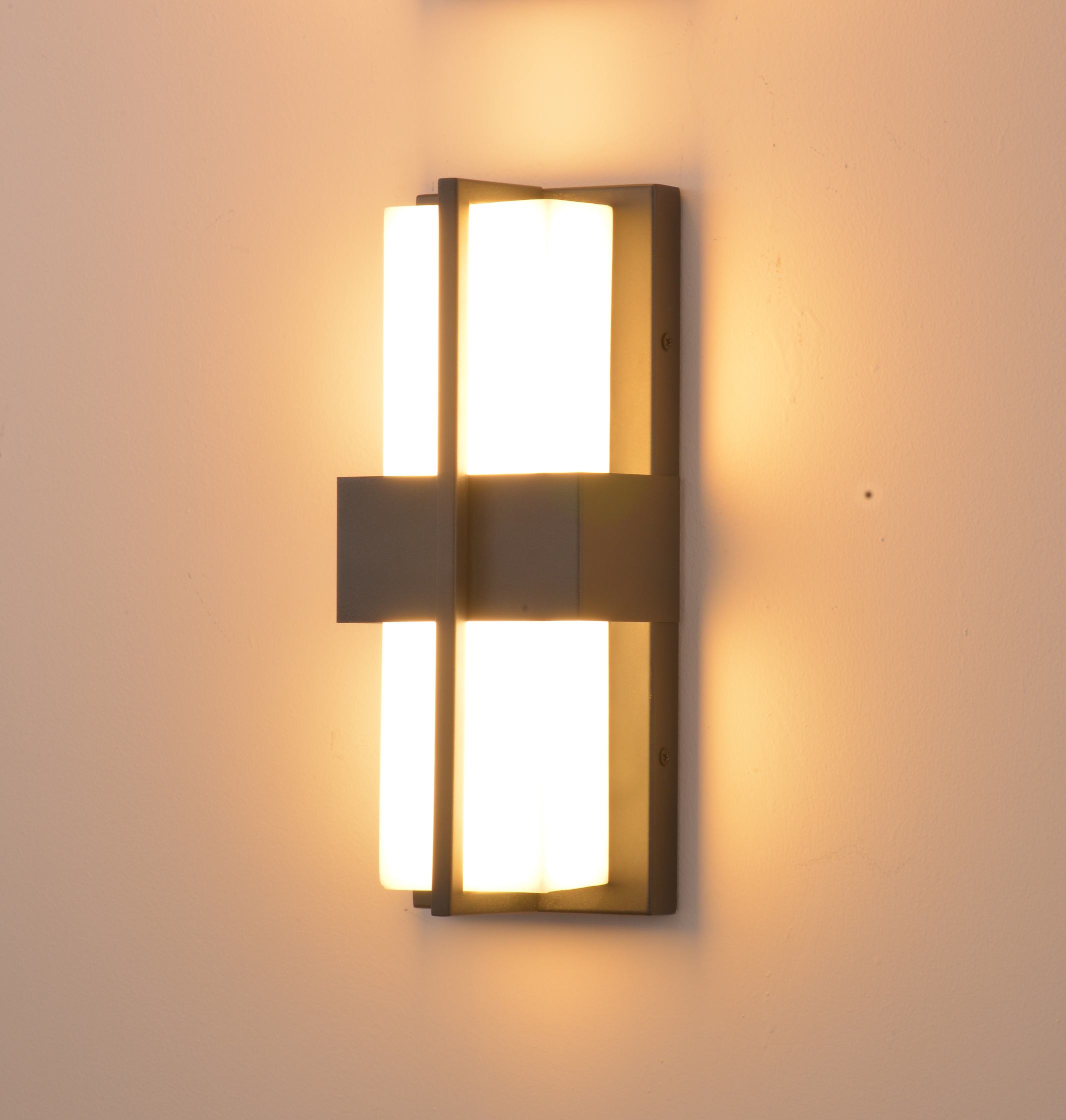 Sconce Tembok Logam Geometris Modern